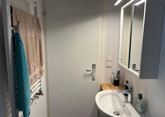 Проживання в сім'ї With Garden In Ottakringer With Shared Bathroom *