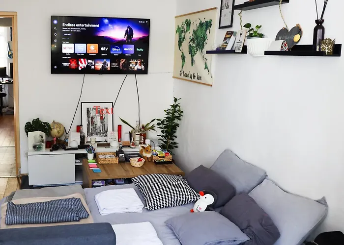 Проживання в сім'ї With Garden In Ottakringer With Shared Bathroom