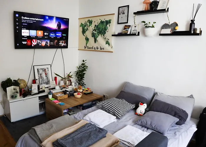 Проживання в сім'ї With Garden In Ottakringer With Shared Bathroom *