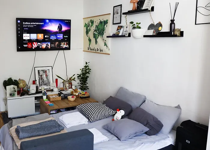 Проживання в сім'ї With Garden In Ottakringer With Shared Bathroom Відень